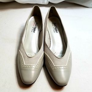 Vintage White Hush Puppy Low Heels size 9 narrow Soft Girl